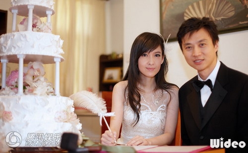 周慧敏倪震婚紗照曝光 深情凝視溫婉動人(組圖)