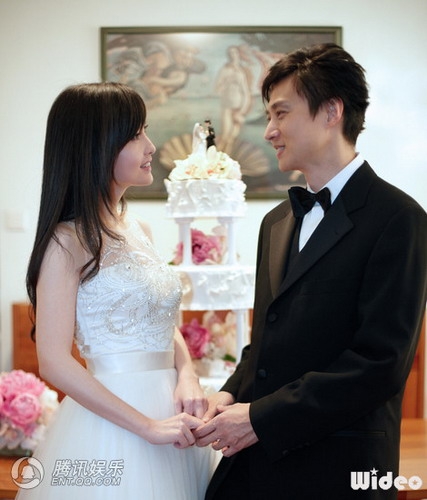 周慧敏倪震婚紗照曝光 深情凝視溫婉動人(組圖)