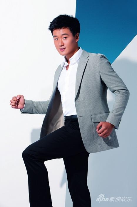 組圖:佟大為俊朗代言拍寫真笑容親和富感染力
